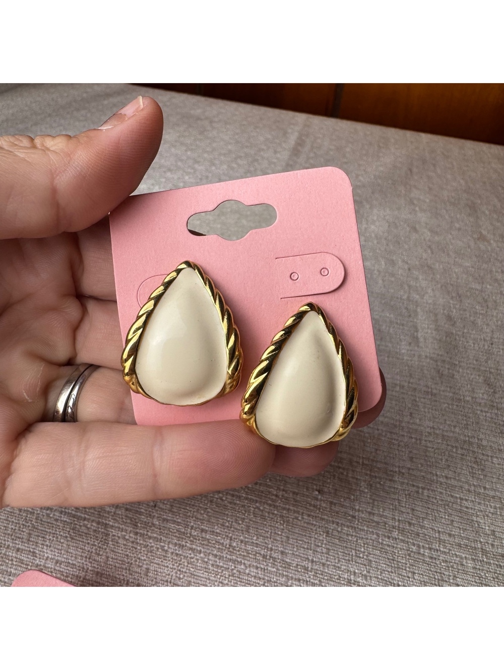 Vintage Cream Teardrop Gold Tone Pierced Earrings 1 Inch Retro Statement - Picture 8 of 8